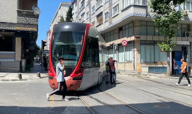Bağcılar’da tramvay raydan çıktı Bağcılar’da tramvay raydan çıktı