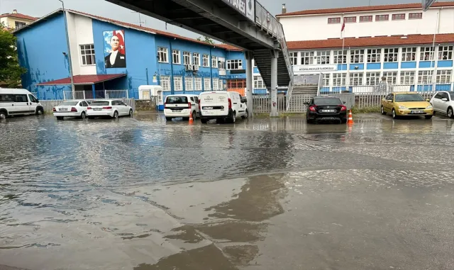 Başkentte suyla dolan alt geçitte mahsur kalan midibüs şoförü kurtarıldı Başkentte suyla dolan alt geçitte mahsur kalan midibüs şoförü kurtarıldı