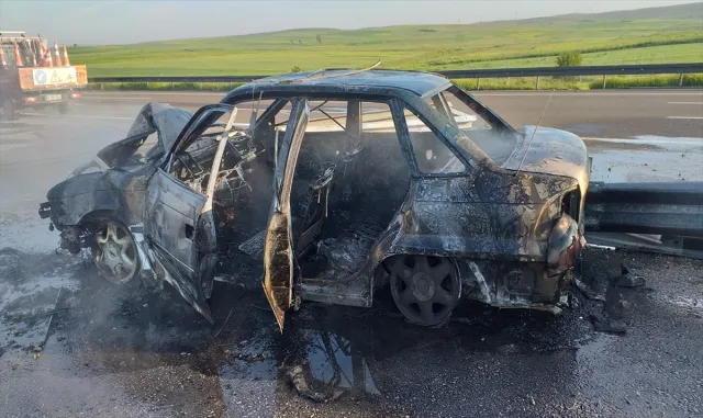 Bolu’da bariyere çarparak yanan otomobildeki 3 kişi yaralandı Bolu’da bariyere çarparak yanan otomobildeki 3 kişi yaralandı