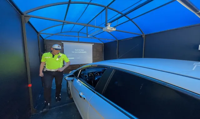 Bolu’da sürücüler "Yaşam Tüneli"nde trafik kurallarıyla ilgili bilgilendiriliyor Bolu’da sürücüler "Yaşam Tüneli"nde trafik kurallarıyla ilgili bilgilendiriliyor