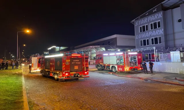 Bursa’da kauçuk fabrikasında çıkan yangına müdahale ediliyor Bursa’da kauçuk fabrikasında çıkan yangına müdahale ediliyor