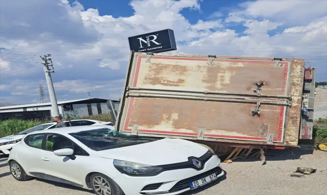 Denizli’de kamyonetin otomobilin üzerine devrildiği kaza güvenlik kamerasında Denizli’de kamyonetin otomobilin üzerine devrildiği kaza güvenlik kamerasında
