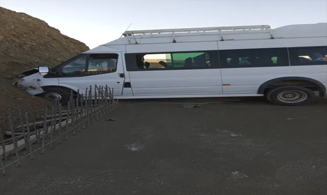 Diyarbakır’da yolcu minibüsünün menfeze çarptığı kazada 9 kişi yaralandı Diyarbakır’da yolcu minibüsünün menfeze çarptığı kazada 9 kişi yaralandı