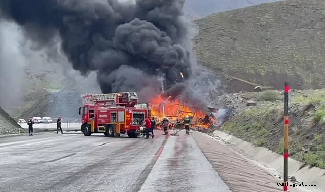 Erzincan’da iki TIR çarpıştı: Sürücüler yaşamını yitirdi Erzincan’da iki TIR çarpıştı: Sürücüler yaşamını yitirdi