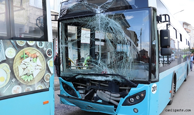 Erzurum’da şehir içi toplu ulaşım otobüsleri kaza yaptı, 15 yolcu yaralandı Erzurum’da şehir içi toplu ulaşım otobüsleri kaza yaptı, 15 yolcu yaralandı