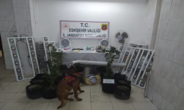 Eskişehir’de bodrum katını uyuşturucu imalathanesine çevirdiği iddia edilen zanlı yakalandı Eskişehir’de bodrum katını uyuşturucu imalathanesine çevirdiği iddia edilen zanlı yakalandı