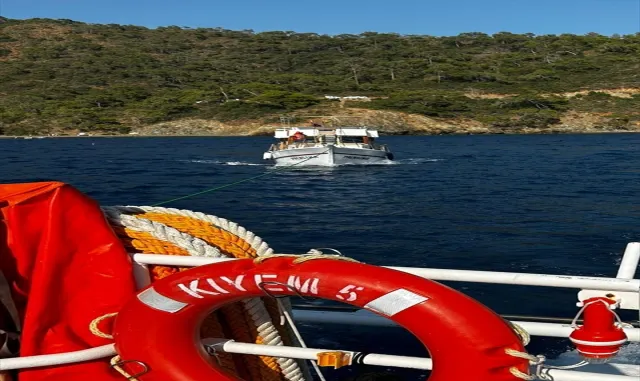 Fethiye açıklarında sürüklenen tekne kurtarıldı Fethiye açıklarında sürüklenen tekne kurtarıldı