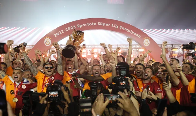 Galatasaray, şampiyonluk kupasını kaldırdı Galatasaray, şampiyonluk kupasını kaldırdı