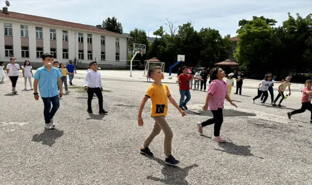 Güdül İmam Hatip Ortaokulu’nda yıl sonu şenliği düzenlendi Güdül İmam Hatip Ortaokulu’nda yıl sonu şenliği düzenlendi
