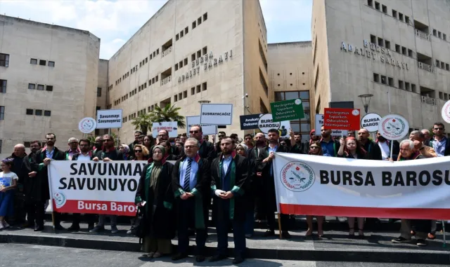 GÜNCELLEME 2 - Bursa’da çocuğunu teslim alan anne ile avukat, araçta taşlı bıçaklı saldırıya uğradı GÜNCELLEME 2 - Bursa’da çocuğunu teslim alan anne ile avukat, araçta taşlı bıçaklı saldırıya uğradı