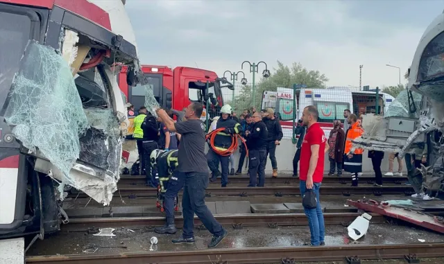 GÜNCELLEME 2 - Samsun’da tramvayların çarpışması sonucu 26 kişi yaralandı GÜNCELLEME 2 - Samsun’da tramvayların çarpışması sonucu 26 kişi yaralandı