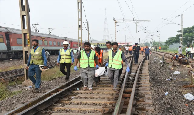 GÜNCELLEME 4 - Hindistan’daki tren kazasında ölü sayısı 288’e yükseldi GÜNCELLEME 4 - Hindistan’daki tren kazasında ölü sayısı 288’e yükseldi