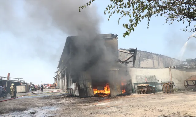 GÜNCELLEME - Bursa’da boya kimyasalları fabrikasında çıkan yangın kontrol altına alındı GÜNCELLEME - Bursa’da boya kimyasalları fabrikasında çıkan yangın kontrol altına alındı