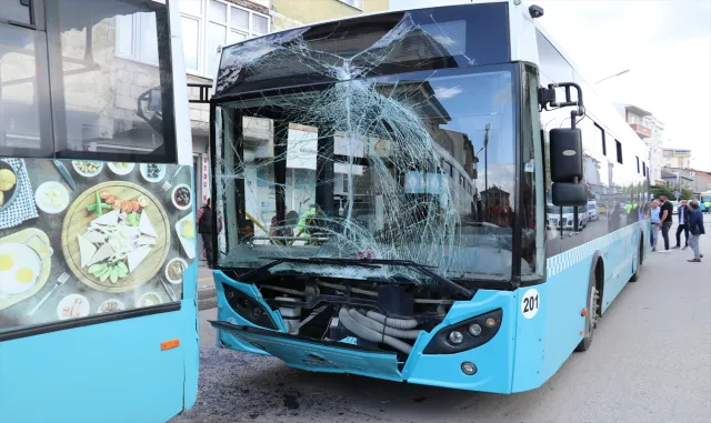 Erzurum’da şehir içi otobüslerinin karıştığı kazada 15 yolcu yaralandı Erzurum’da şehir içi otobüslerinin karıştığı kazada 15 yolcu yaralandı