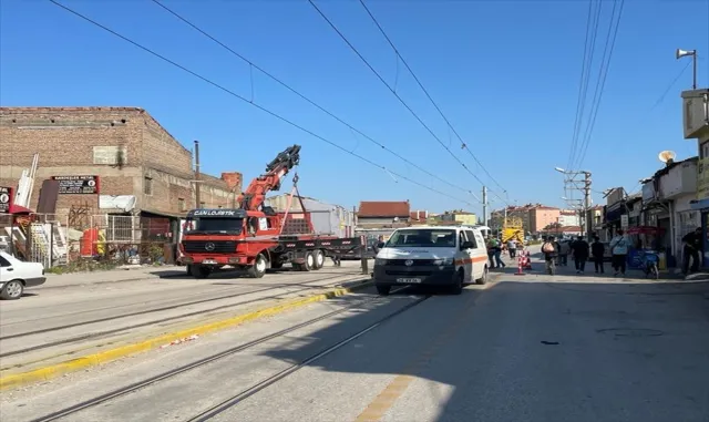 GÜNCELLEME - Eskişehir’de tramvay hattındaki direğe çarpan otomobildeki 2 kişi yaralandı GÜNCELLEME - Eskişehir’de tramvay hattındaki direğe çarpan otomobildeki 2 kişi yaralandı