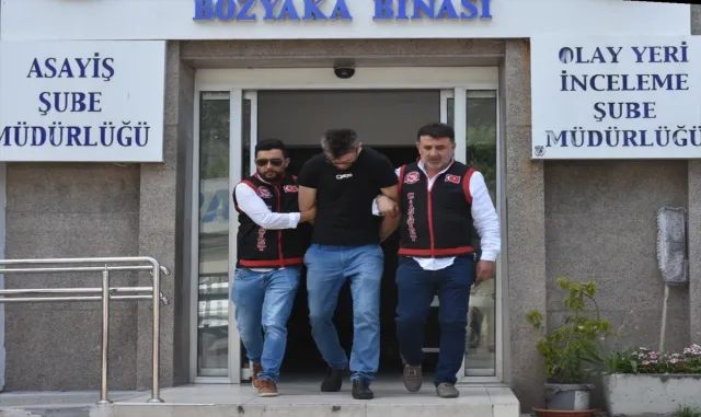 GÜNCELLEME - İzmir’de ağabeyini öldüren zanlı tutuklandı GÜNCELLEME - İzmir’de ağabeyini öldüren zanlı tutuklandı