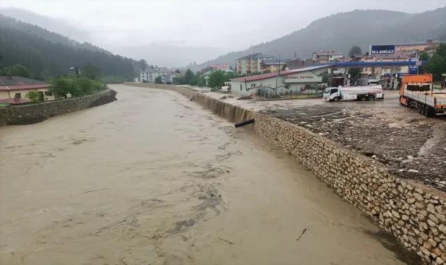 GÜNCELLEME - Kastamonu’da etkili olan sağanakta bazı ev ve iş yerlerini su bastı GÜNCELLEME - Kastamonu’da etkili olan sağanakta bazı ev ve iş yerlerini su bastı