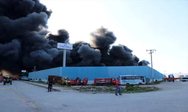 GÜNCELLEME - Manisa’da bir fabrikada çıkan yangına müdahale ediliyor GÜNCELLEME - Manisa’da bir fabrikada çıkan yangına müdahale ediliyor