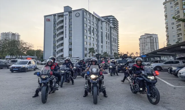 GÜNCELLEME - Mersin’de uyuşturucu satıcılarına yönelik şafak baskınında 21 zanlı yakalandı