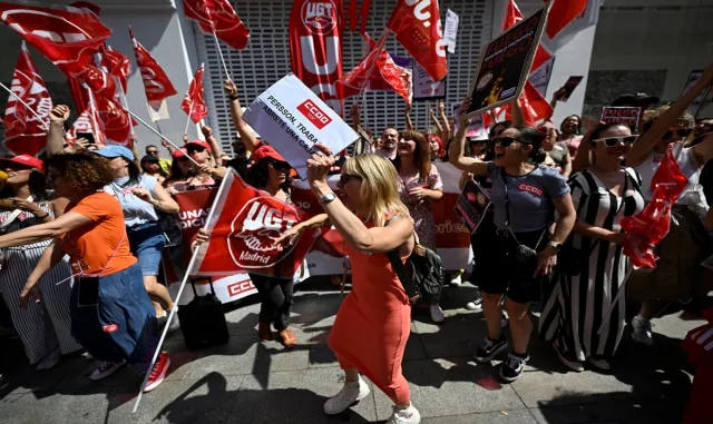 H&M İspanya’da 4 bin mağaza çalışanı maaş artışı talebiyle greve gitti H&M İspanya’da 4 bin mağaza çalışanı maaş artışı talebiyle greve gitti