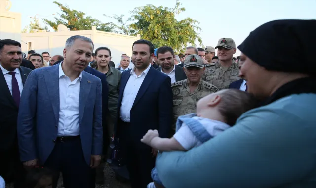 İçişleri Bakanı Yerlikaya, Kilis’te depremzedeleri ziyaret etti İçişleri Bakanı Yerlikaya, Kilis’te depremzedeleri ziyaret etti