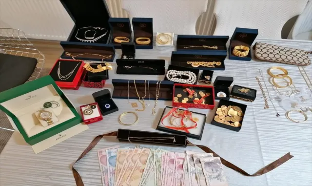 İzmir’de alışveriş siteleri üzerinden dolandırıcılık yapan 5 şüpheli tutuklandı İzmir’de alışveriş siteleri üzerinden dolandırıcılık yapan 5 şüpheli tutuklandı