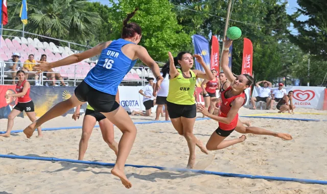 İzmir’deki Avrupa 17 Yaş Altı Plaj Hentbolu Şampiyonalarında ilk gün tamamlandı İzmir’deki Avrupa 17 Yaş Altı Plaj Hentbolu Şampiyonalarında ilk gün tamamlandı