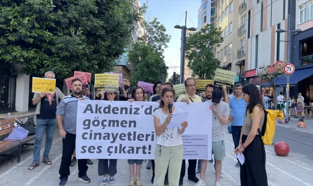 Kadıköy’de Akdeniz’deki düzensiz göçmen ölümlerine dikkati çeken eylem Kadıköy’de Akdeniz’deki düzensiz göçmen ölümlerine dikkati çeken eylem