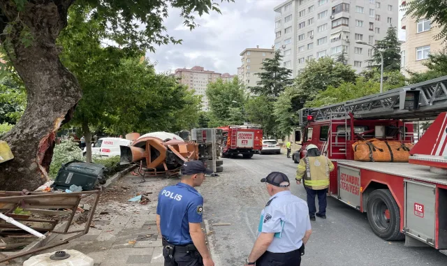 Beton mikseri park halindeki araçların üzerine devrildi Beton mikseri park halindeki araçların üzerine devrildi