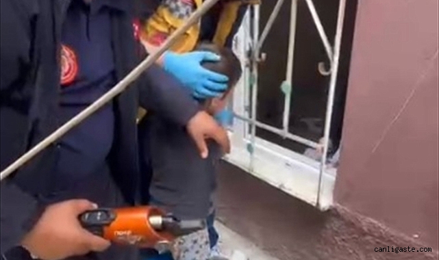 Kayseri’de kafası demir korkuluklara sıkışan çocuk itfaiye ekiplerince kurtarıldı Kayseri’de kafası demir korkuluklara sıkışan çocuk itfaiye ekiplerince kurtarıldı