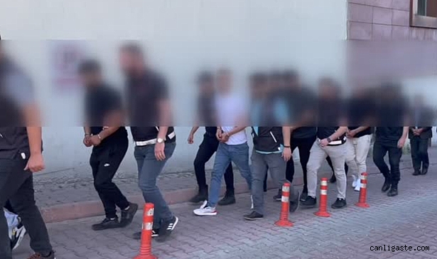 Kayseri’de midelerinde uyuşturucu kapsülle yakalanan şüpheliler adliyede Kayseri’de midelerinde uyuşturucu kapsülle yakalanan şüpheliler adliyede