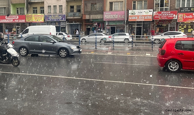 Kayseri’de sağanak etkili oldu! Trafikte aksamalara yol açtı Kayseri’de sağanak etkili oldu! Trafikte aksamalara yol açtı