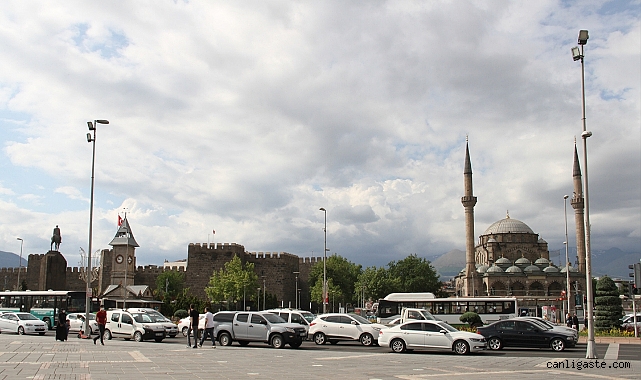 Kayseri’de trafik denetimlerinde: 786 sürücüye ceza, 209 araç trafikten men edildi Kayseri’de trafik denetimlerinde: 786 sürücüye ceza, 209 araç trafikten men edildi