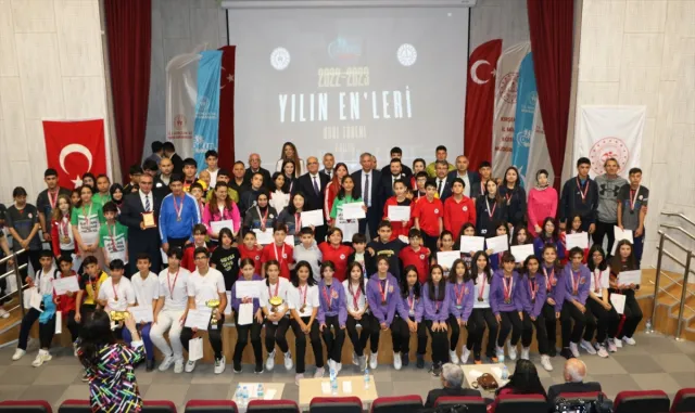 Kırşehir’de başarılı sporcular ödüllendirildi Kırşehir’de başarılı sporcular ödüllendirildi