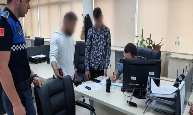 Kocaeli’de engelliler için izinsiz yardım toplayan 3 kişiye para cezası Kocaeli’de engelliler için izinsiz yardım toplayan 3 kişiye para cezası