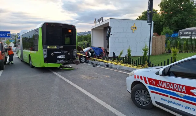 Kocaeli’deki trafik kazasında ölen aynı aileden 3 kişinin cenazeleri defnedildi Kocaeli’deki trafik kazasında ölen aynı aileden 3 kişinin cenazeleri defnedildi
