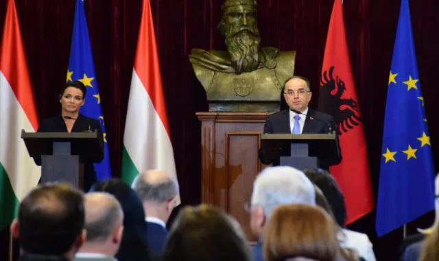 Macaristan Cumhurbaşkanı Novak, Arnavutluk’a resmi ziyaret düzenledi Macaristan Cumhurbaşkanı Novak, Arnavutluk’a resmi ziyaret düzenledi