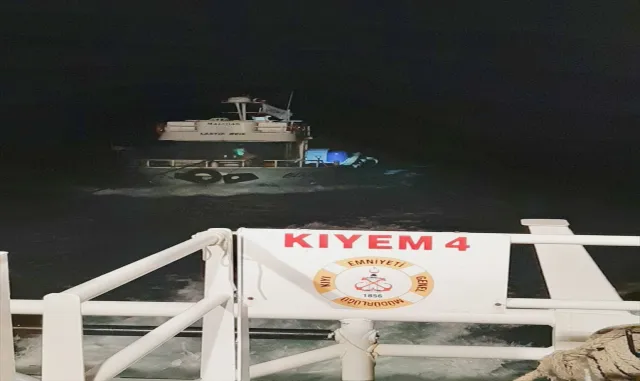 Marmara Adası açıklarında sürüklenen tekne kurtarıldı Marmara Adası açıklarında sürüklenen tekne kurtarıldı