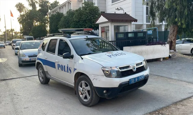 Mersin’de haklarında yakalama kararı bulunan şüphelilere şafak operasyonu Mersin’de haklarında yakalama kararı bulunan şüphelilere şafak operasyonu