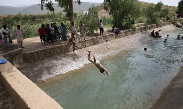 Pakistan’da 40 dereceyi aşan hava sıcaklıkları hayatı olumsuz etkiliyor Pakistan’da 40 dereceyi aşan hava sıcaklıkları hayatı olumsuz etkiliyor