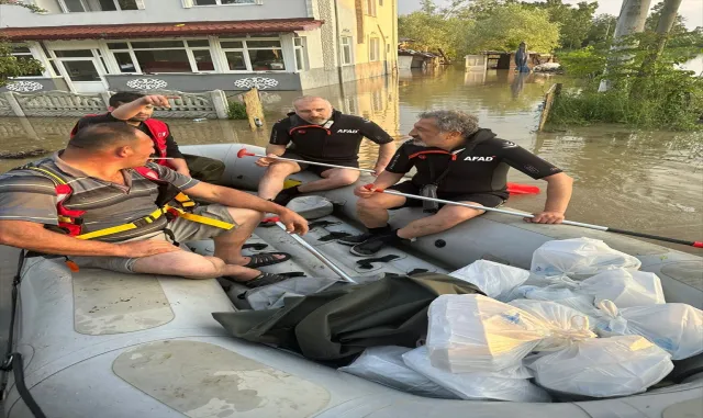 Samsun’da AFAD ile Türk Kızılay evlerinin etrafını su basan vatandaşlara erzak dağıttı Samsun’da AFAD ile Türk Kızılay evlerinin etrafını su basan vatandaşlara erzak dağıttı