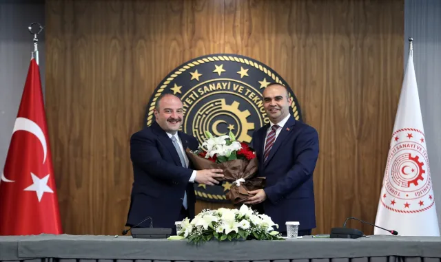 Sanayi ve Teknoloji Bakanı Mehmet Fatih Kacır, görevi Mustafa Varank’tan devraldı Sanayi ve Teknoloji Bakanı Mehmet Fatih Kacır, görevi Mustafa Varank’tan devraldı