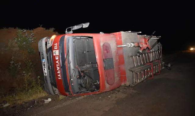 Şanlıurfa’da itfaiye aracının devrilmesi sonucu 3 kişi yaralandı Şanlıurfa’da itfaiye aracının devrilmesi sonucu 3 kişi yaralandı