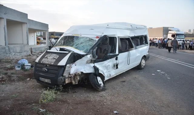 Şanlıurfa’da tır ile minibüsün çarpıştığı kazada 21 kişi yaralandı Şanlıurfa’da tır ile minibüsün çarpıştığı kazada 21 kişi yaralandı