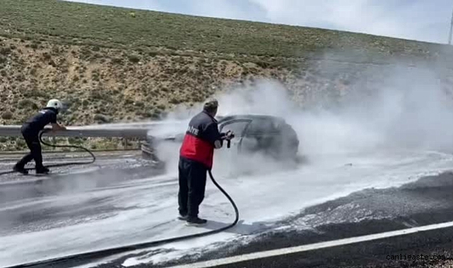 Seyir halindeki otomobil alev aldı! Seyir halindeki otomobil alev aldı!