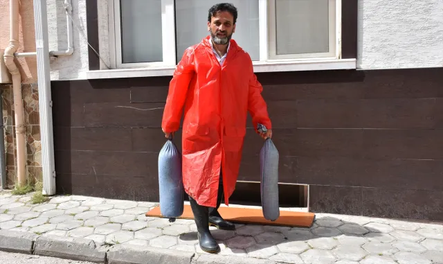 Şiddetli yağışlarda binalarını su basan mahalle sakinleri ESKİ’den sorunun çözülmesini istedi Şiddetli yağışlarda binalarını su basan mahalle sakinleri ESKİ’den sorunun çözülmesini istedi