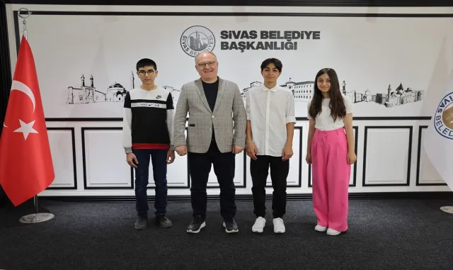 Sivas Belediye Başkanı Bilgin, LGS’den tam puan alan öğrencileri ağırladı Sivas Belediye Başkanı Bilgin, LGS’den tam puan alan öğrencileri ağırladı