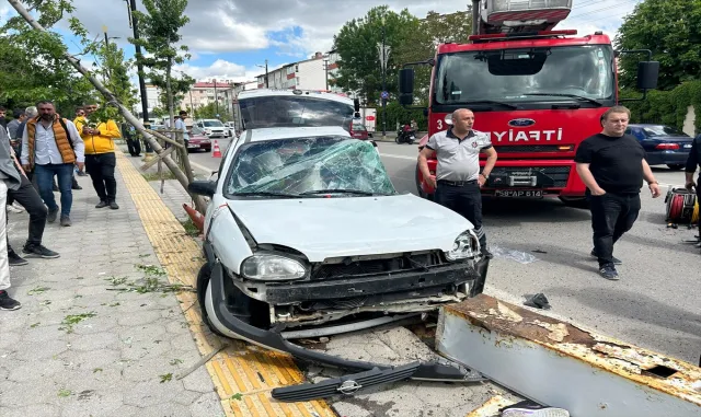 Sivas’ta park halindeki cipe çarpan otomobildeki iki kişi yaralandı Sivas’ta park halindeki cipe çarpan otomobildeki iki kişi yaralandı