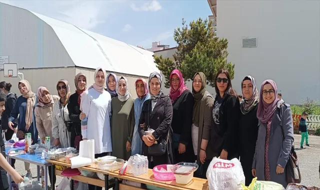 Sivas Yavuz Selim İlkokulunda yetim çocuklar yararına kermes düzenlendi Sivas Yavuz Selim İlkokulunda yetim çocuklar yararına kermes düzenlendi