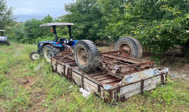 Tokat’ta devrilen traktörün sürücüsü ile römorkunda bulunan 14 kişi yaralandı Tokat’ta devrilen traktörün sürücüsü ile römorkunda bulunan 14 kişi yaralandı